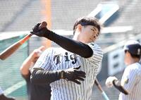 　打撃練習する佐藤輝（撮影・西田忠信）