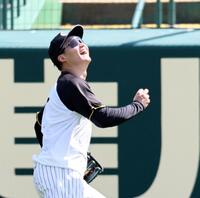 　打球を追う森下（撮影・田中太一）