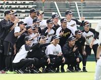 　練習前、ナインと写真を撮る原口（撮影・田中太一）