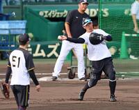 　一塁でノックを受ける原口（撮影・立川洋一郎）