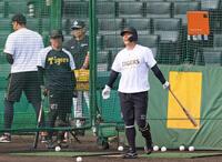 　フリー打撃を終えて笑顔を見せる原口（撮影・立川洋一郎）