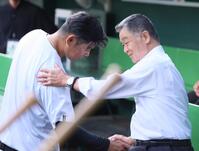 　川藤幸三ＯＢ会長にねぎらわれる原口（左）＝撮影・北村雅宏