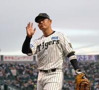 　試合前、ファンの声援に応える原口（撮影・北村雅宏）