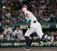 　１回、先制犠飛を放つ佐藤輝（撮影・田中太一）