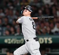 　１回、先制犠飛を放つ佐藤輝（撮影・田中太一）