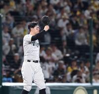 　１回、先制となる犠飛を放ち、ファンの声援に応える佐藤輝（撮影・北村雅宏）