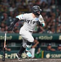 　３回、内野安打を放つ佐藤輝（撮影・北村雅宏）