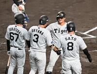 　３回、３ランを放ち笑顔で生還する前川（右から２人目）＝撮影・西田忠信