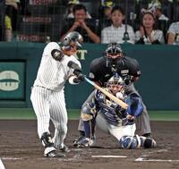 　３回、右中間スタンドへ３ランを放つ前川（撮影・立川洋一郎）