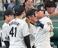 　３回、３ランを放って生還し、出迎えた村上（４１）に笑顔を見せる前川（撮影・立川洋一郎）