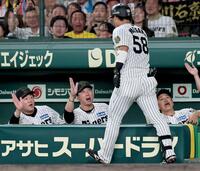　３回、３ランを放った前川を迎える藤川監督（中央）＝撮影・田中太一