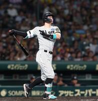 　５回、２ランを放つ佐藤輝（撮影・北村雅宏）