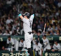 　５回、２ランを放つ佐藤輝（撮影・田中太一）