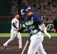 　１回、ヤクルト・村上（右）を空振り三振に仕留めた村上（撮影・西田忠信）