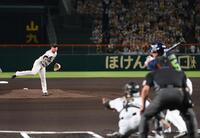 　１回、ヤクルト・村上を空振り三振に仕留める村上（撮影・西田忠信）