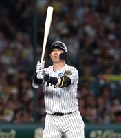 　７回、代打で打席に立つ原口（撮影・北村雅宏）