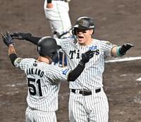 　５回、２ランを放ち中野（５１）と喜ぶ佐藤輝（撮影・西田忠信）