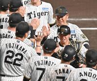 　勝利後、藤川監督（２２）とタッチを交わす原口（撮影・西田忠信）