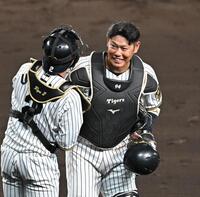 　交代時、梅野（左）と言葉を交わす原口（撮影・西田忠信）