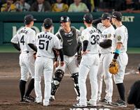 　９回、交代となってマウンドに集まりナインに笑顔を見せる捕手・原口（中央）＝撮影・立川洋一郎