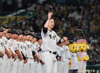 　シーズン終了のあいさつをする藤川監督（撮影・田中太一）