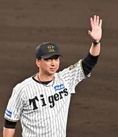 　スタンドの声援に応える藤川監督（撮影・西田忠信）