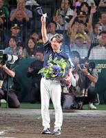 　花束を受け取りライトスタンドの阪神ファンへ手を振る高津監督（撮影・立川洋一郎）