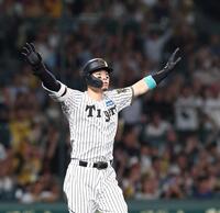 　５回、２ランを放ち、両手を広げる佐藤輝（撮影・北村雅宏）