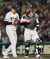 　９回、マスクをかぶり、岩貞と話をする原口（撮影・田中太一）