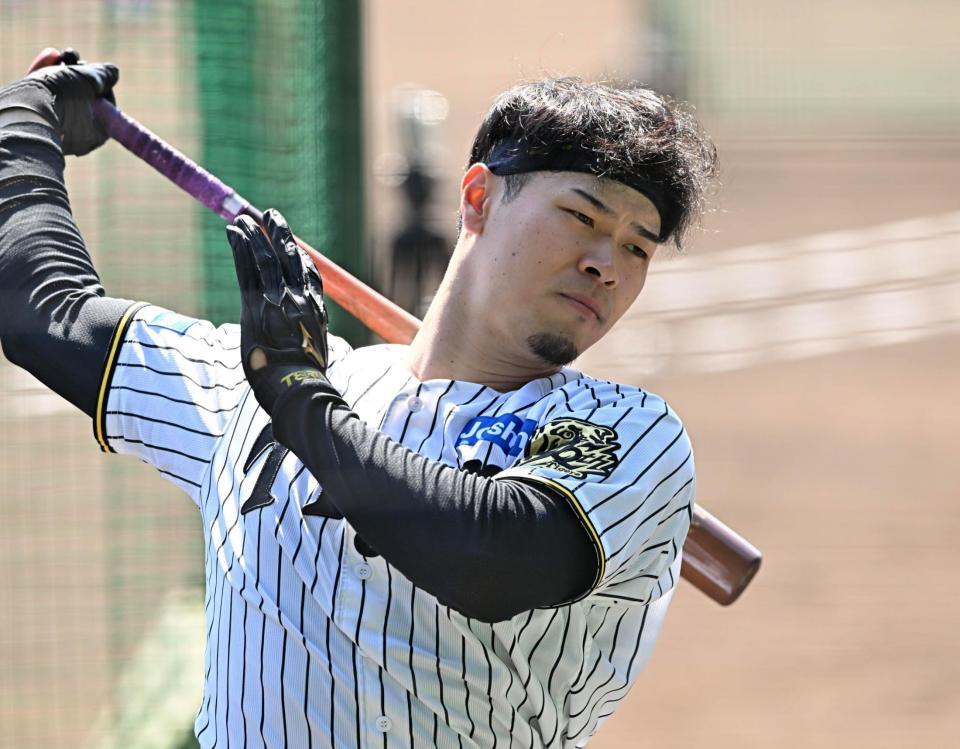 　打撃練習する佐藤輝（撮影・西田忠信）