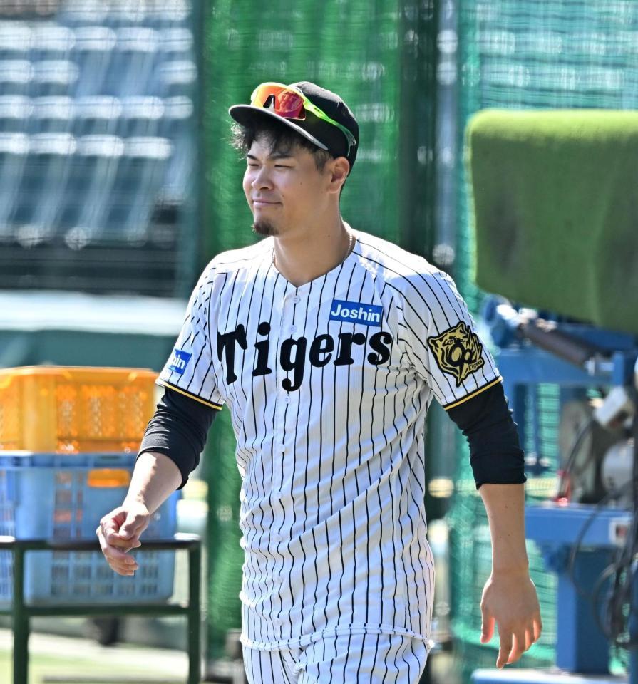 　練習後に穏やかな表情を見せる佐藤輝（撮影・西田忠信）