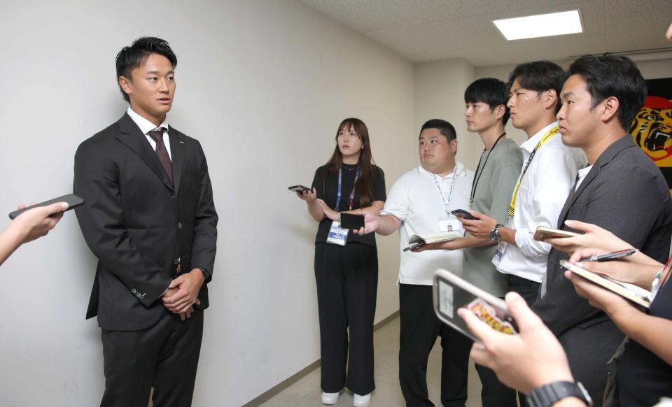 　報道陣の取材に応じる森木