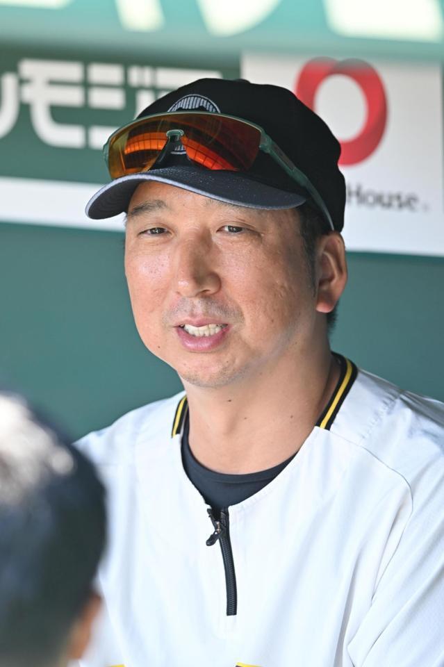 　取材に応じる藤川監督（撮影・西田忠信）