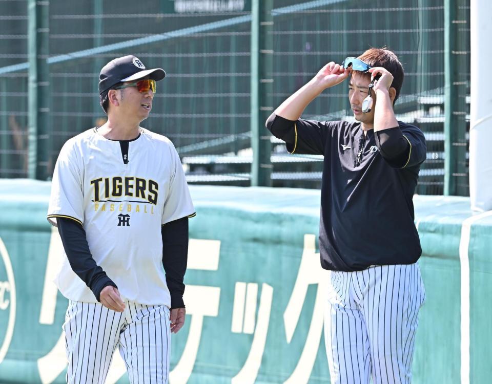 　岩崎（右）に声をかける藤川監督（撮影・西田忠信）