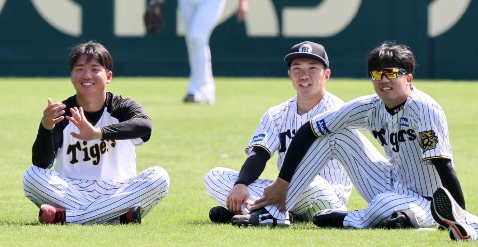 　投内連係を見る（左から）村上、石井、才木（撮影・田中太一）