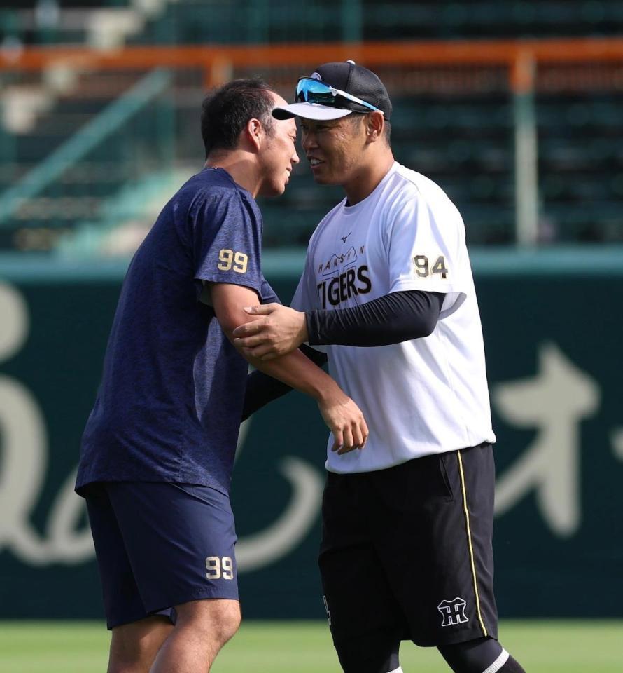 　練習中に青柳と抱擁を交わす原口（右）