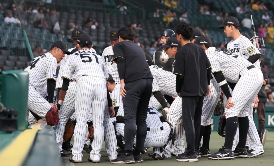 　試合前の円陣で声を出す原口（左端）＝撮影・北村雅宏
