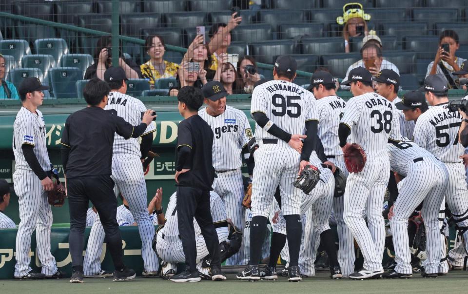 　試合前の円陣で声出しをする原口（中央）＝撮影・立川洋一郎