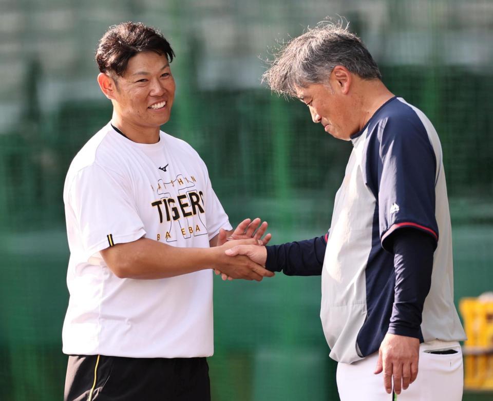 　吉岡コーチと握手をする原口（撮影・田中太一）