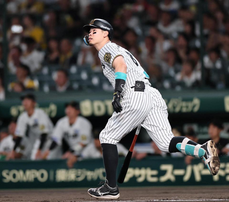 　１回、先制犠飛を放つ佐藤輝（撮影・田中太一）