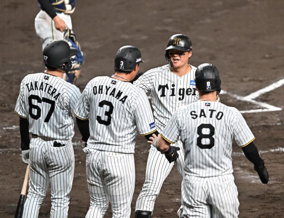 　３回、３ランを放ち笑顔で生還する前川（右から２人目）＝撮影・西田忠信