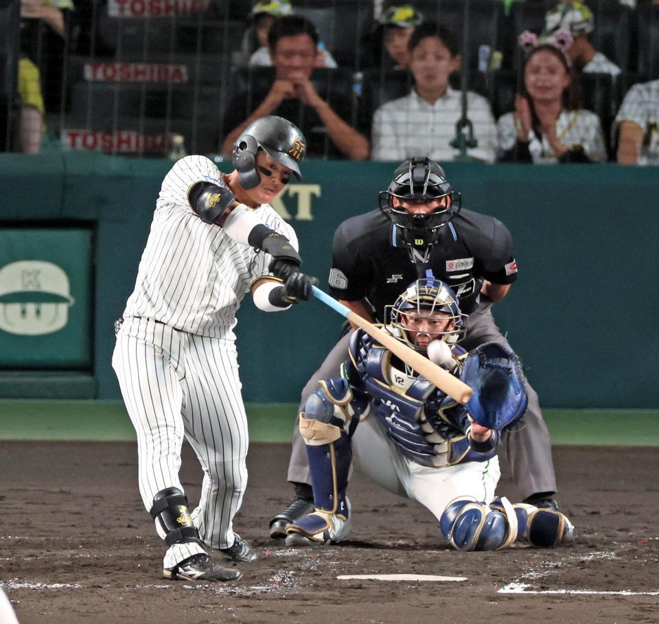 　３回、右中間スタンドへ３ランを放つ前川（撮影・立川洋一郎）