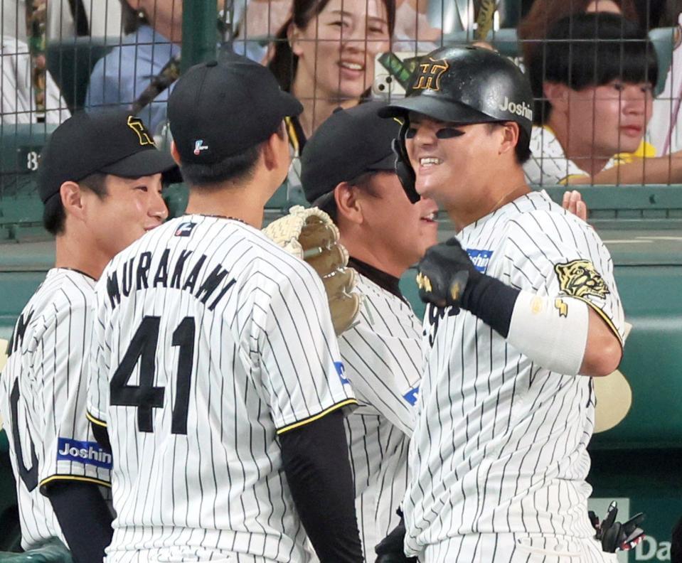 　３回、３ランを放って生還し、出迎えた村上（４１）に笑顔を見せる前川（撮影・立川洋一郎）