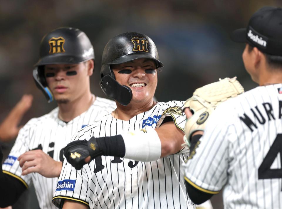 　３回、３ランを放ち、拳を突き出し笑顔を見せる前川（中央）＝撮影・北村雅宏