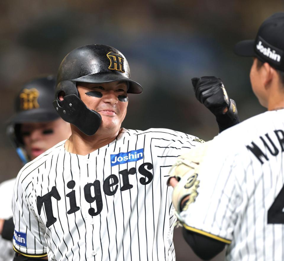 　３回、３ランを放ち、拳を握る前川（撮影・北村雅宏）