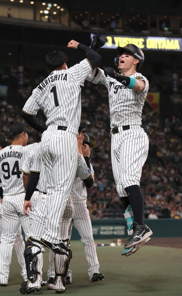 　５回、２ランを放ち、森下とタッチを交わす佐藤輝（右）＝撮影・北村雅宏