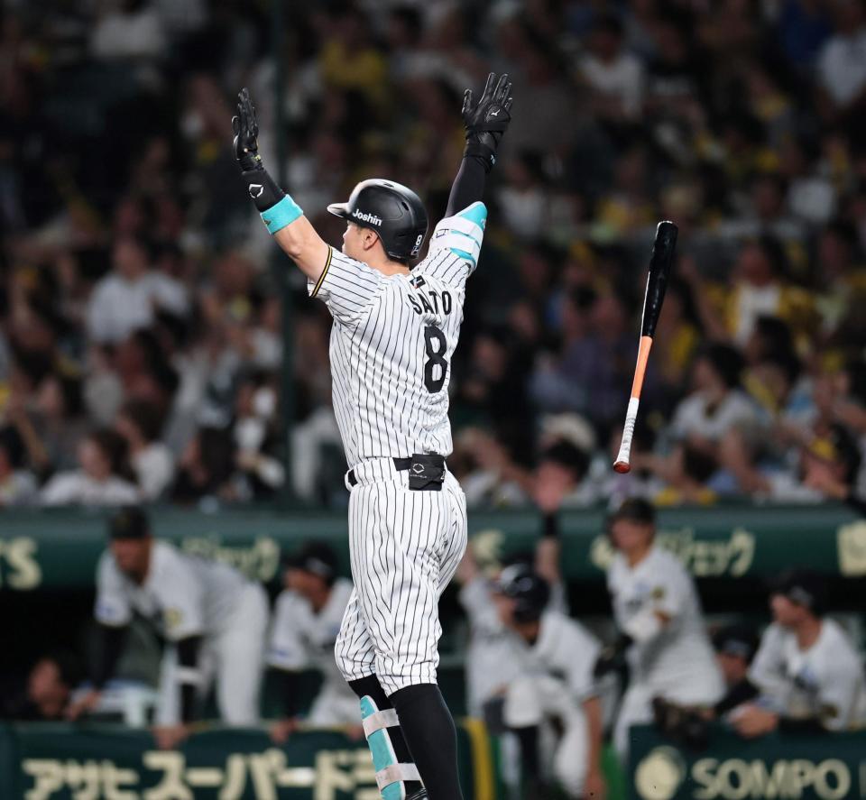 　５回、２ランを放つ佐藤輝（撮影・田中太一）