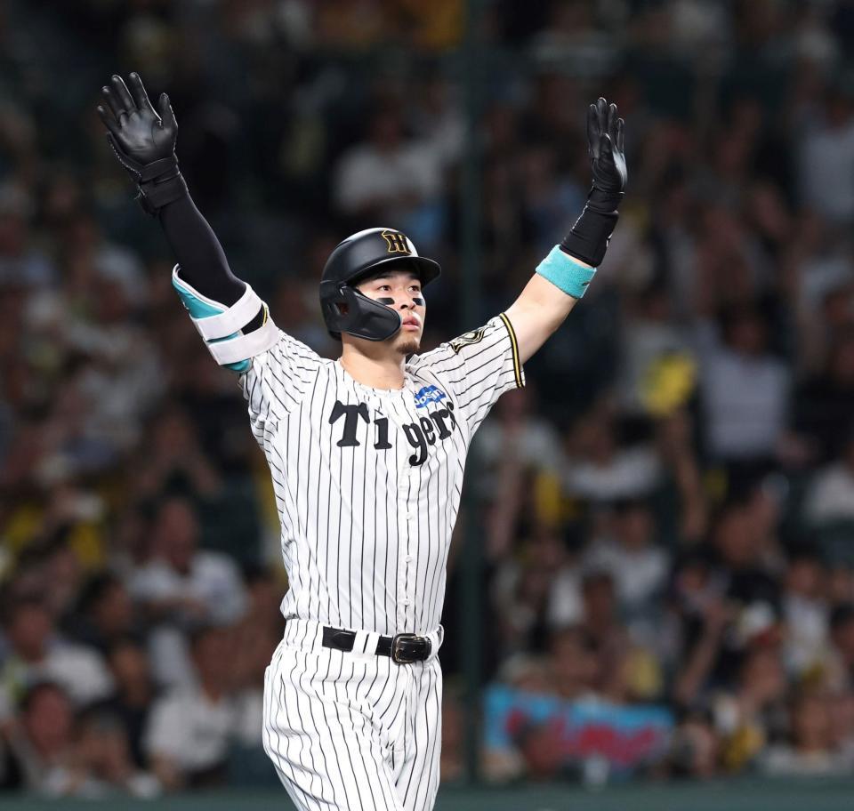 　５回、２ランを放ち、両手を広げる佐藤輝（撮影・北村雅宏）