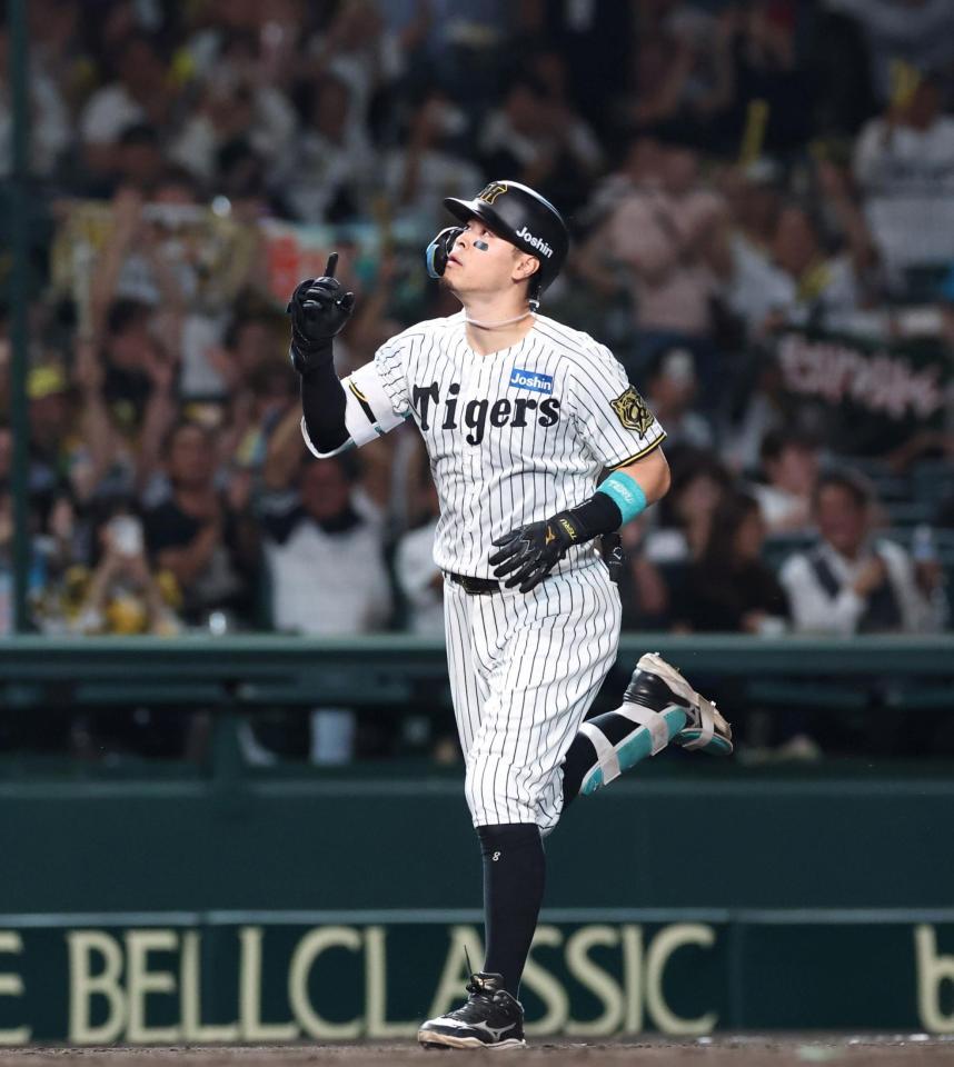 　５回、２ランを放ち、天を指さす佐藤輝（撮影・北村雅宏）