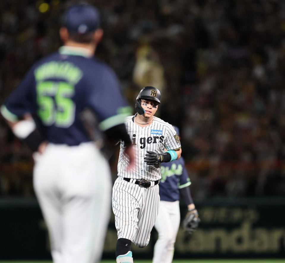 　５回、２ランを放ちダイヤモンドを回る佐藤輝（撮影・田中太一）